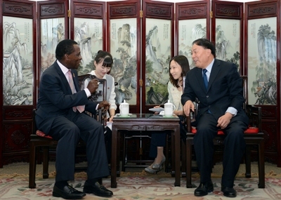 CAAC chief Li Jiaxiang met with Keith Mitchell, Prime Minister of Grenada on September 11, 2015