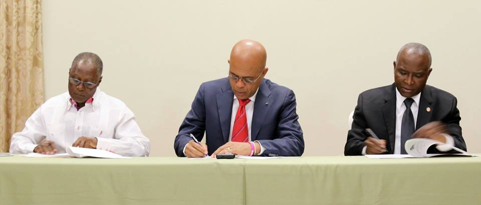 Haiti’s President Michel Joseph Martelly, in the presence of the members of the cabinet, members of Parliament and of the diplomatic corps, on Saturday signed the agreement with the presidents of the two houses of parliament to end the country&