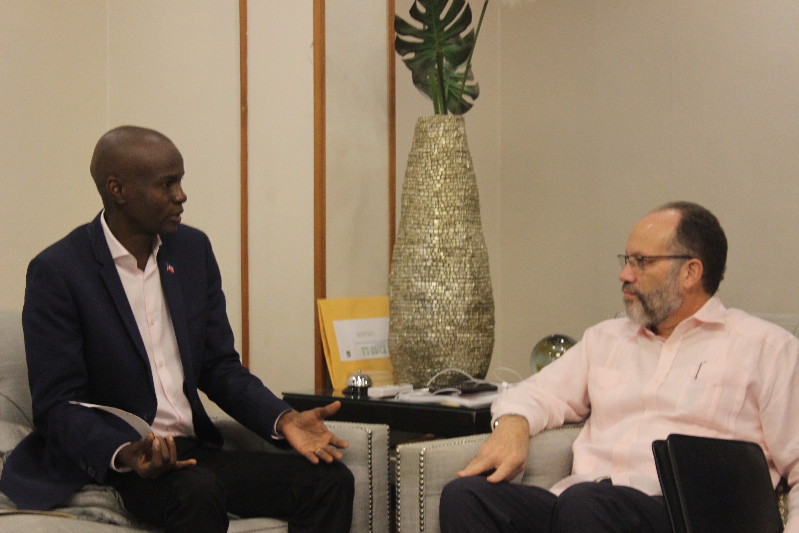 President Jovenel Noise (l) and Secretaray-General Ambassador Irwin LaRocque