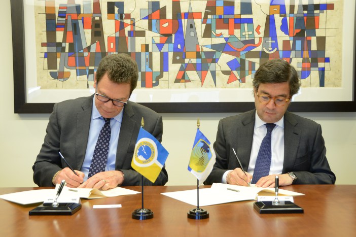 Dr. William Warren Smith, President, CDB (left) and Luis Alberto Moreno, President, IDB, sign an MOU to strengthen their ongoing partnership in addressing the Caribbean&rsquo;s development priorities during a ceremony at IDB&rsquo;s headquarters in W