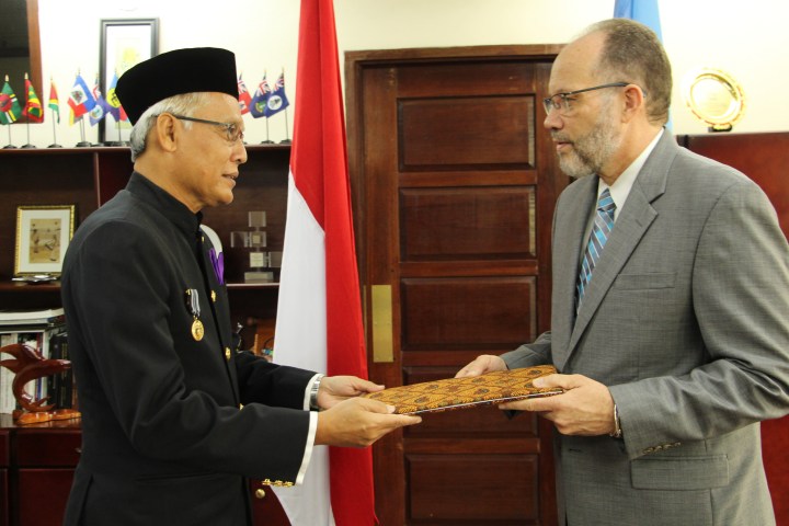 Indonesia’s first Ambassador to CARICOM, His Excellency Drs. Dominicus Supratikto presents his letters of credence to Secretary-General Ambassador Irwin LaRocque