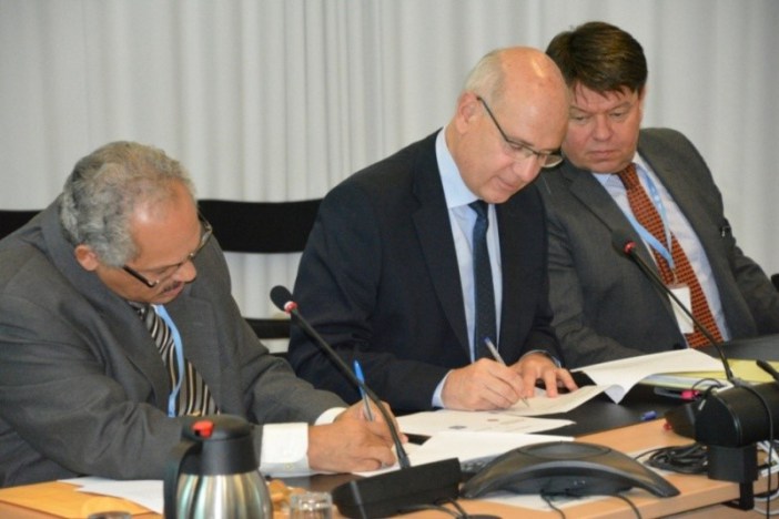 Signing by Tyrone Sutherland (CMO) and Jean-Marc Lacave (France), witnessed by the Secretary-General of WMO, Prof. Petteri Taalas