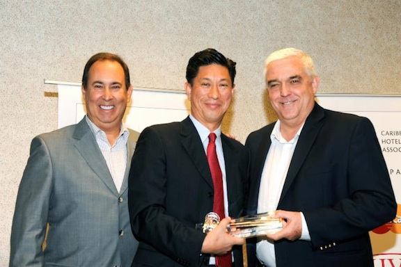 Emil Lee (centre) with CHTA CEO Jeff Vasser and outgoing President Richard Doumeng (File Photo courtesy of Caribjournal)