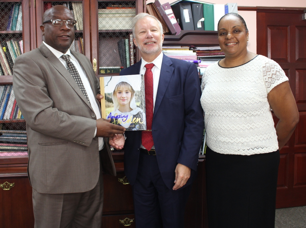 Ambassador Hammer (centre) presents PM Timothy Harris with a token during his meeting. Honourary Consul Allen-Ferdinand is at right. (Photo via SKNIS)